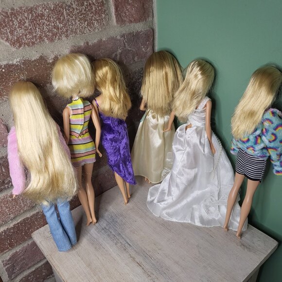 6 Barbie dolls wearing different outfits - Picture 4 of 7